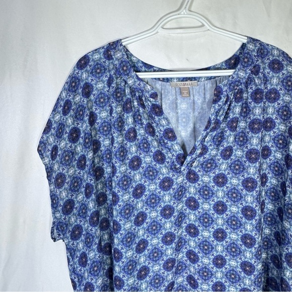 Roz & Ali Women’s Blue Medallion Print Cap Sleeve V-Neck Blouse - Picture 2 of 7